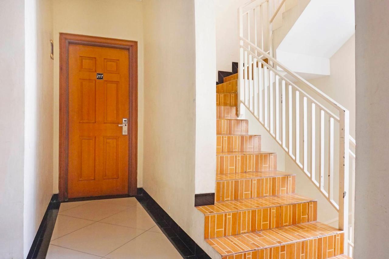 Collection O 91380 Golden Mansion Hotel Jakarta Exterior photo